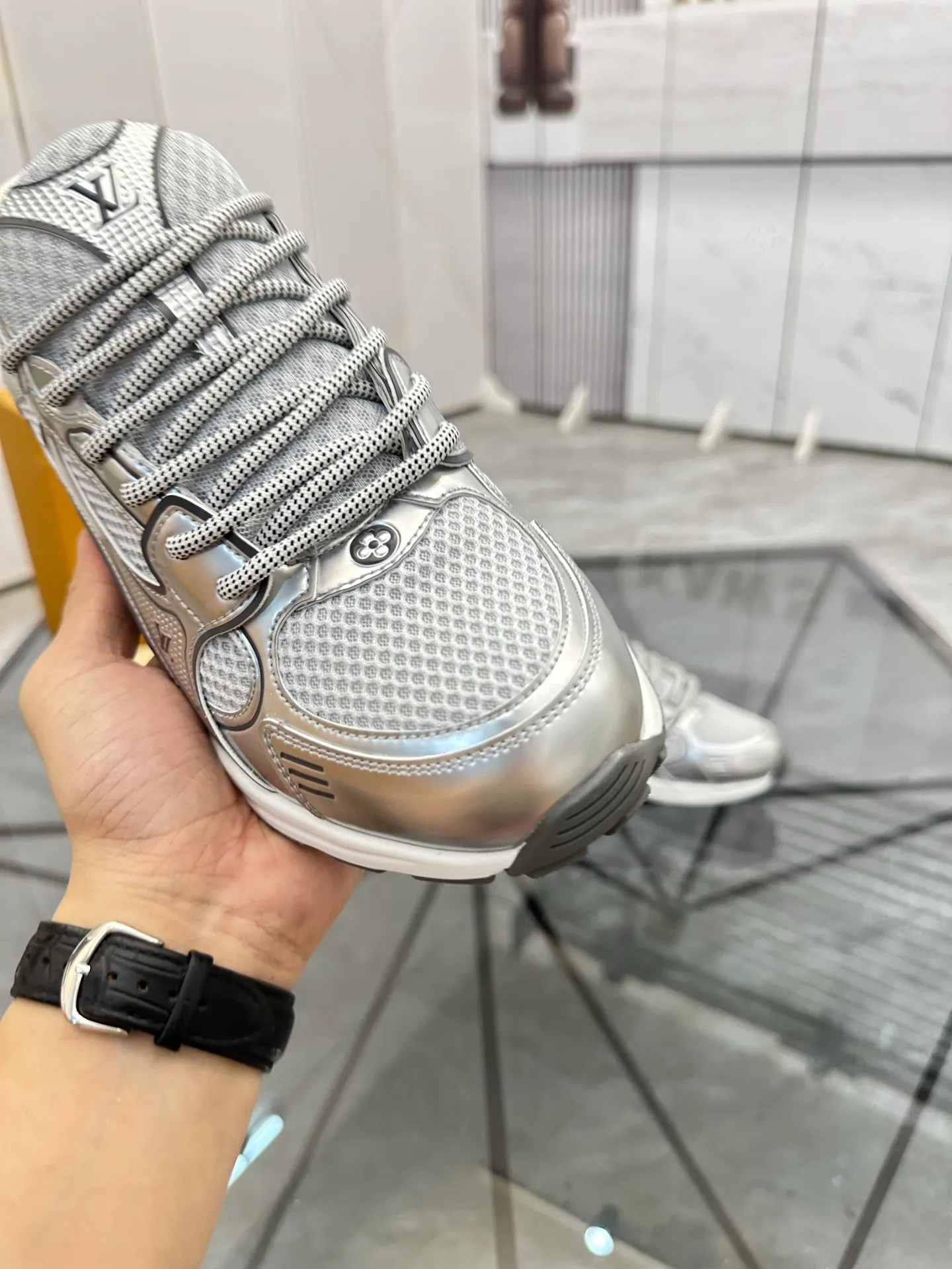 Men's shoes: 💰P660¥ Top quality Product trademark: LV* "Louis Vuitton*" low-top casual shoes Regular size: 35-44 (can be customized to 45.46) Couple style Product materials: Upper imported cowhide stitching original material, breathable lining, original outsole. Number: H218